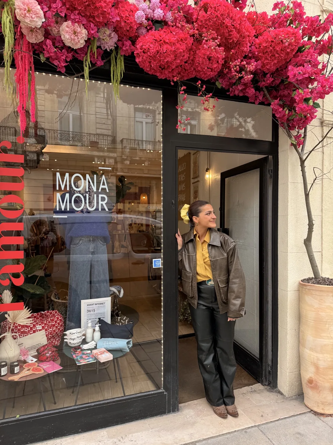 Devanture de boutique fleurie à Montpellier — décor de vitrine