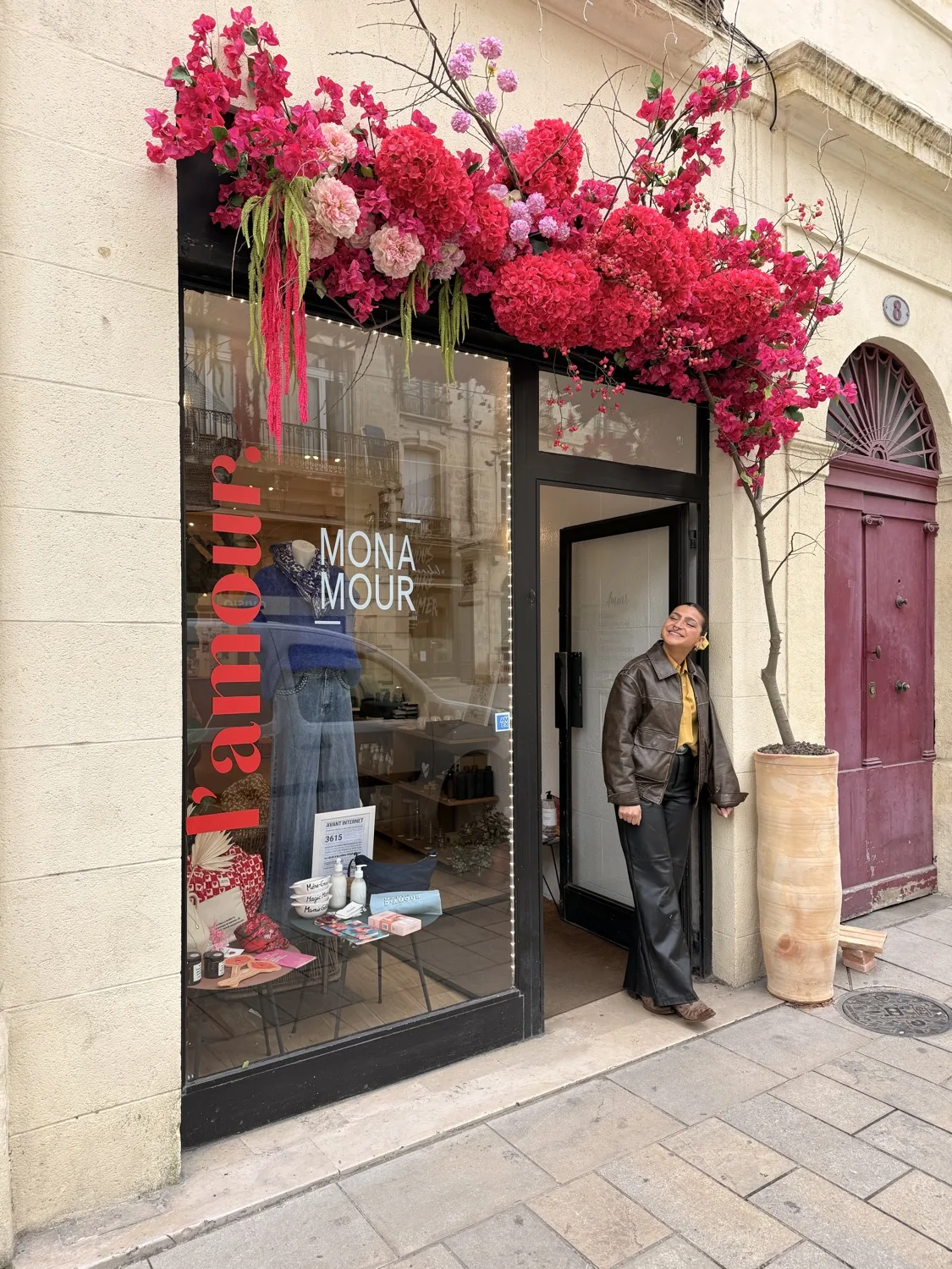 Devanture fleurie d'une boutique à Montpellier — installation florale en vitrine