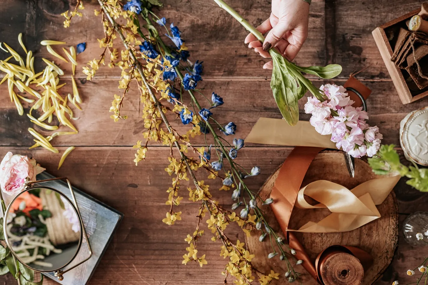 Atelier floral privatisé : participantes composant leur bouquet