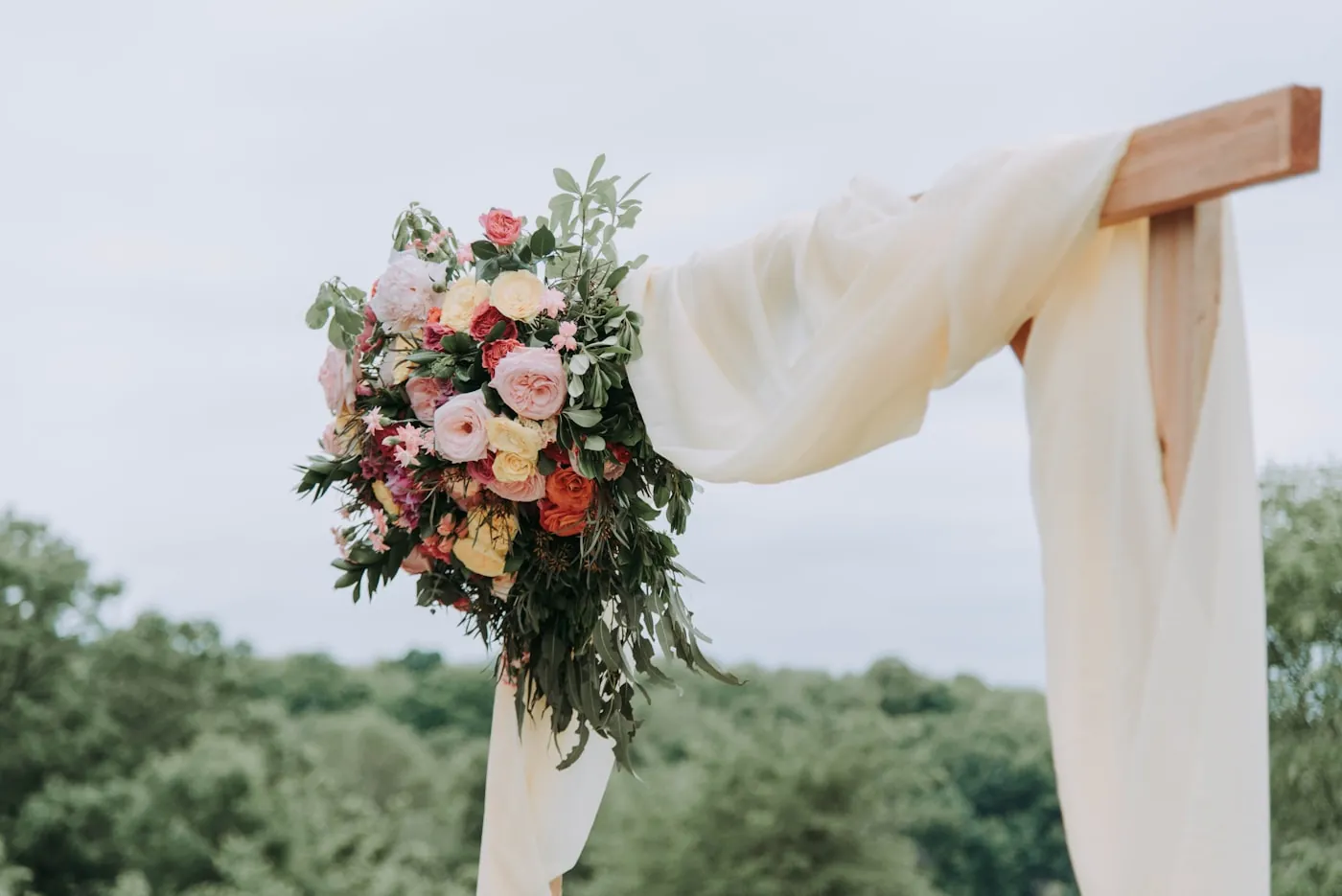 Bouquet de mariée et décoration florale de cérémonie