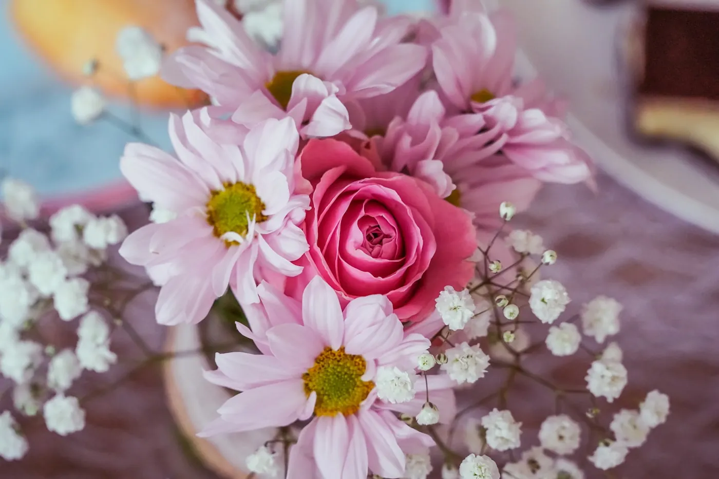 Centres de table fleuris pour une réception privée